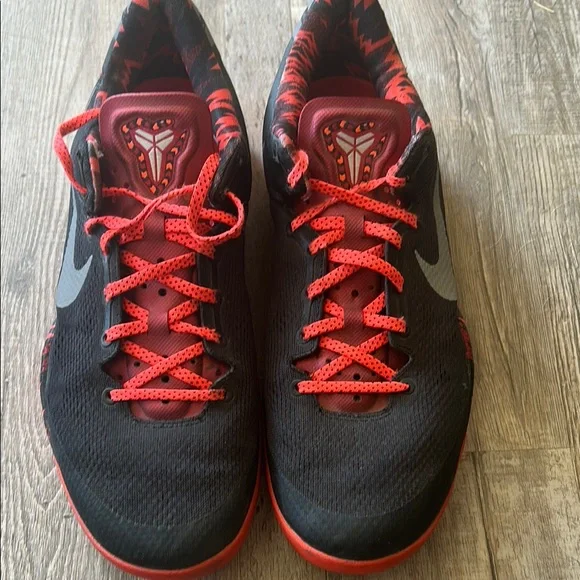 Nike Black and Red Kobe’s in Size 11 - Picture 1 of 5